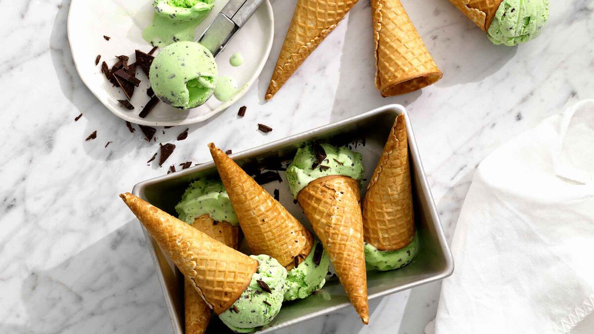 Fresh Mint Ice Cream With Chocolate Cookies-1